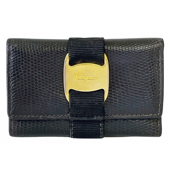 Salvatore Ferragamo Handbags - Salvatore Ferragamo black leather Vara bow key wallet